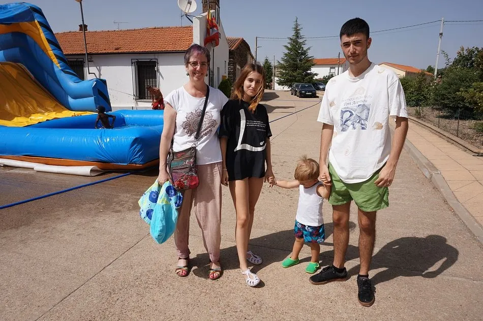 Foto 5 - Los juegos acu&aacute;ticos atraen al p&uacute;blico en una calurosa jornada festiva