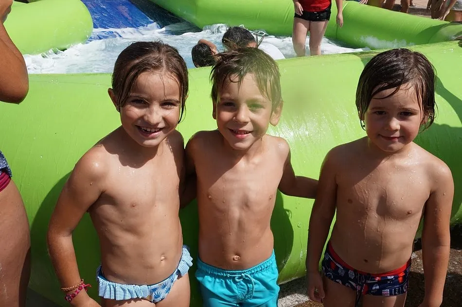 Foto 4 - Los juegos acu&aacute;ticos atraen al p&uacute;blico en una calurosa jornada festiva