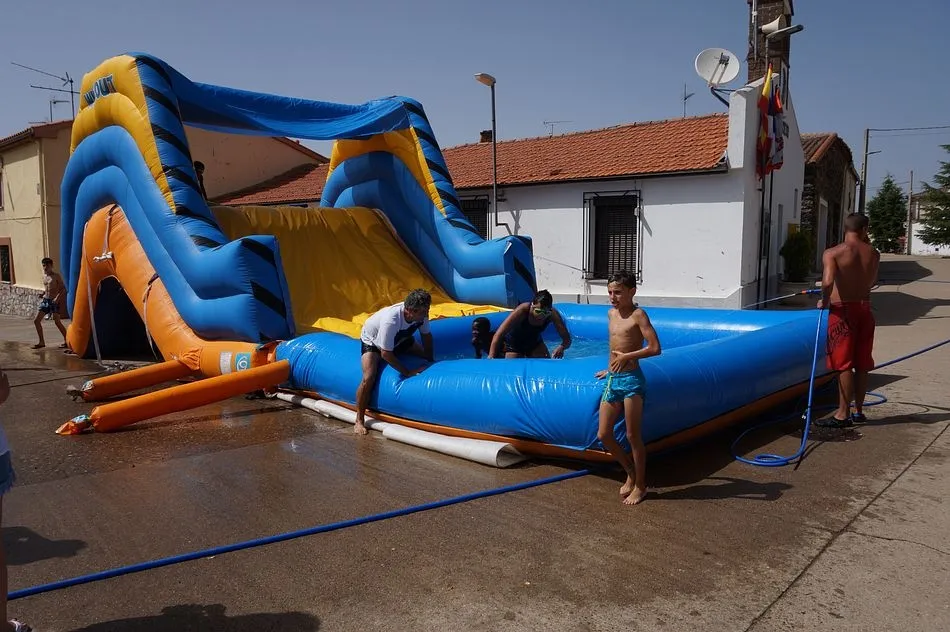 Foto 3 - Los juegos acu&aacute;ticos atraen al p&uacute;blico en una calurosa jornada festiva