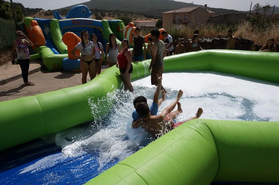 Foto 2 - Los juegos acu&aacute;ticos atraen al p&uacute;blico en una calurosa jornada festiva