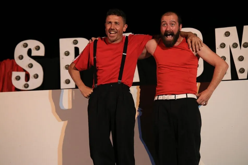 Foto 8 - Spasmo Teatro lleva la diversi&oacute;n a Carbajosa en el estreno de la Semana Cultural
