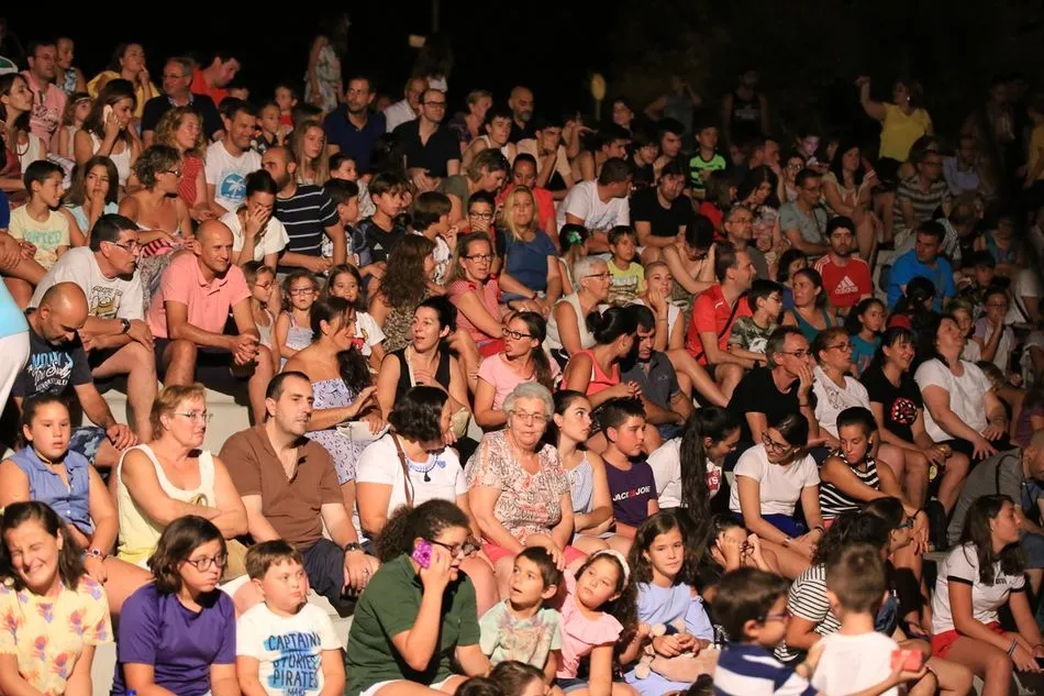 Foto 7 - Spasmo Teatro lleva la diversi&oacute;n a Carbajosa en el estreno de la Semana Cultural