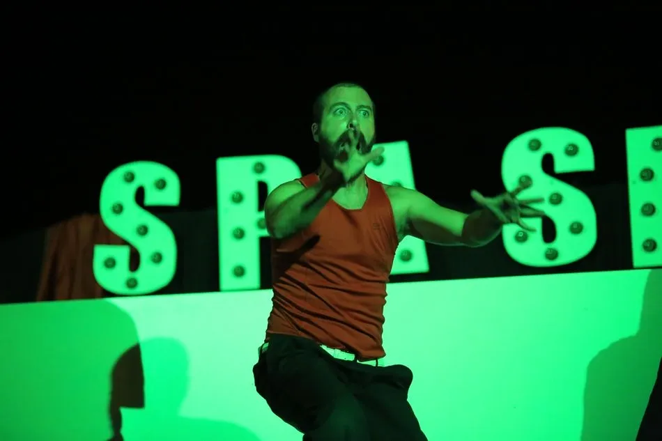 Foto 3 - Spasmo Teatro lleva la diversi&oacute;n a Carbajosa en el estreno de la Semana Cultural