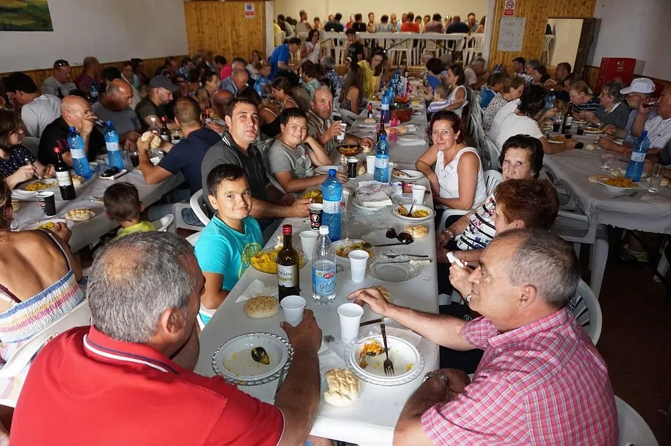 Foto 11 - La comida popular de la Villa atrae a 400 personas