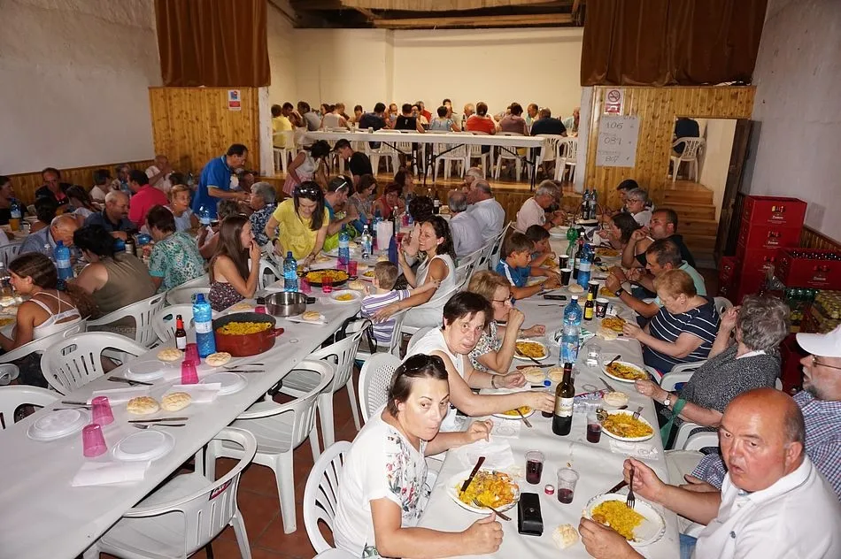 Foto 10 - La comida popular de la Villa atrae a 400 personas