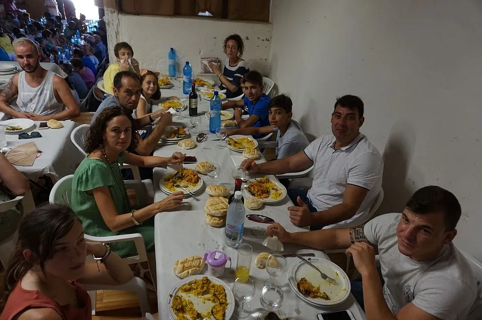 Foto 9 - La comida popular de la Villa atrae a 400 personas