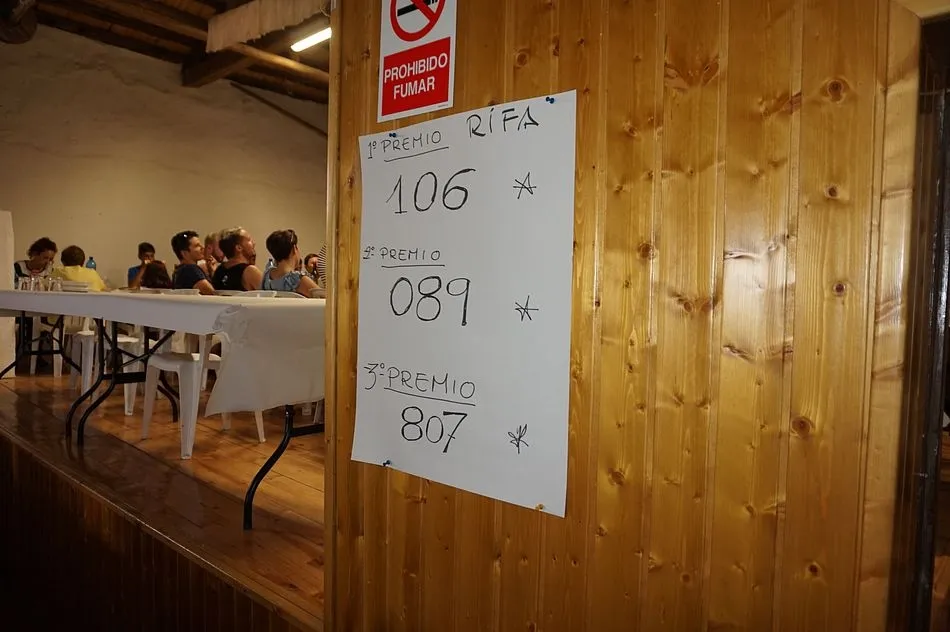 Foto 8 - La comida popular de la Villa atrae a 400 personas