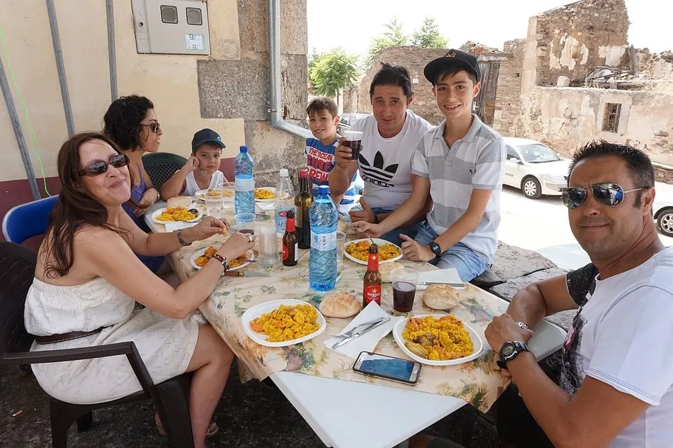 Foto 7 - La comida popular de la Villa atrae a 400 personas
