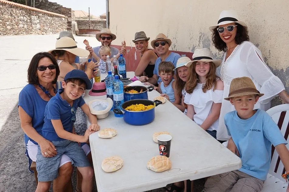 Foto 6 - La comida popular de la Villa atrae a 400 personas