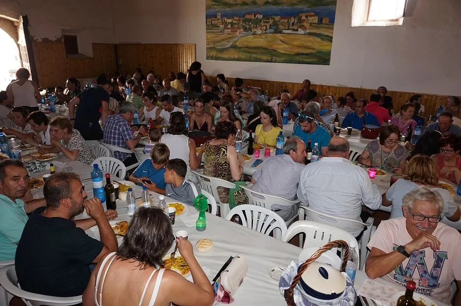 Foto 5 - La comida popular de la Villa atrae a 400 personas