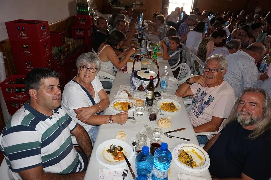 Foto 4 - La comida popular de la Villa atrae a 400 personas