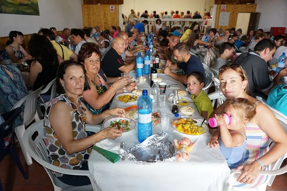 Foto 3 - La comida popular de la Villa atrae a 400 personas