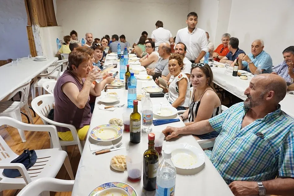 Foto 2 - La comida popular de la Villa atrae a 400 personas