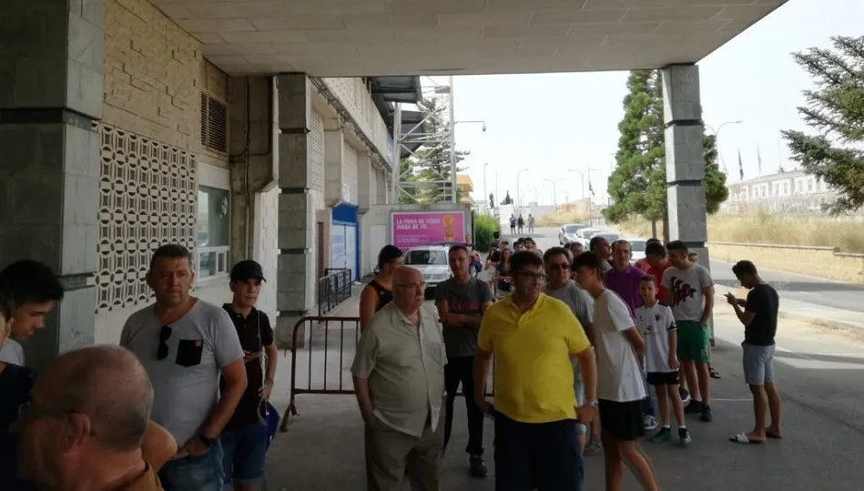 Colas en el Helmantico el viernes, una hora antes de abrir por la mañana las oficinas. Foto: www.salamancacfuds.com