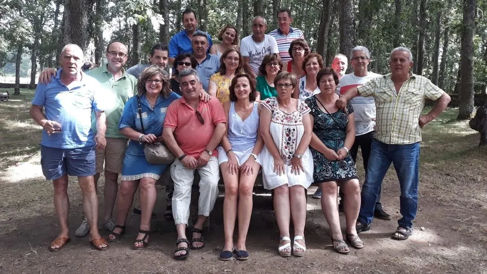 Foto de familia de los quinto tras la opípara y amena comida.