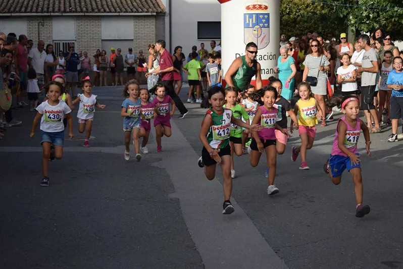 Foto 11 - Isabel Almaraz y Jaime Garc&iacute;a Romo se llevan la XI Carrera Popular de Villar de Gallimazo