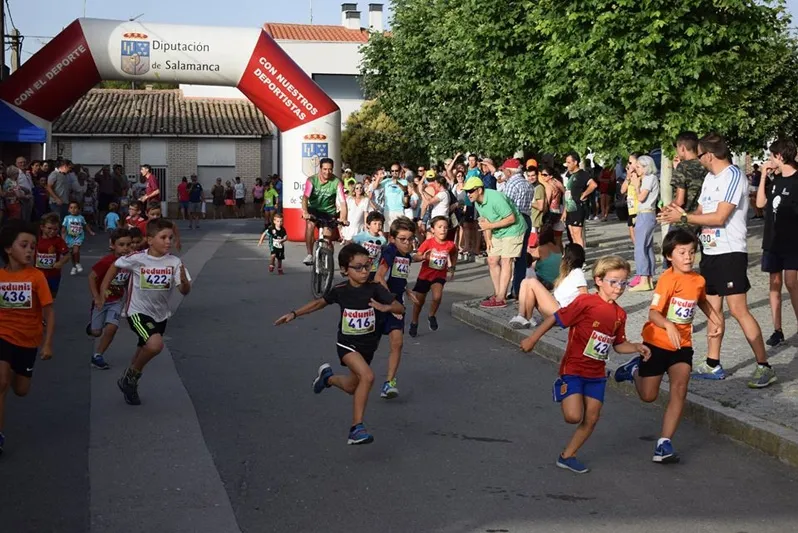 Foto 8 - Isabel Almaraz y Jaime Garc&iacute;a Romo se llevan la XI Carrera Popular de Villar de Gallimazo