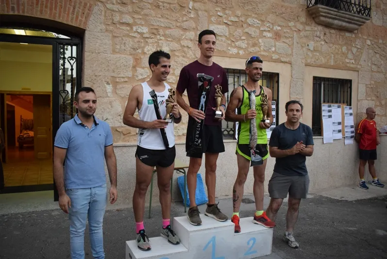 Foto 3 - Isabel Almaraz y Jaime Garc&iacute;a Romo se llevan la XI Carrera Popular de Villar de Gallimazo