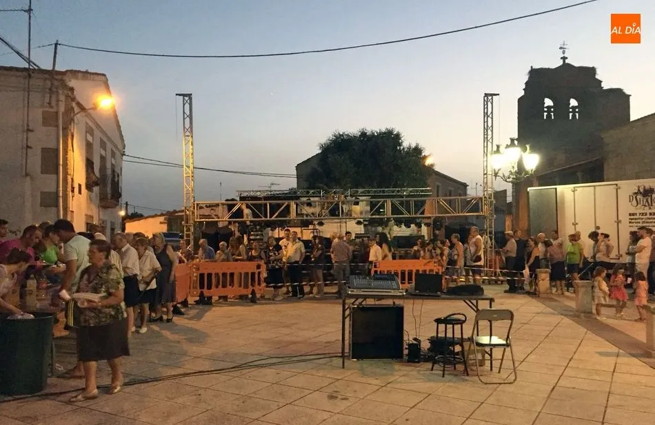 Foto 2 - Gran ambiente en la tradicional merienda de las fiestas de verano  