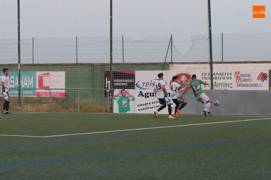 Foto 10 - El CD Guijuelo sufre su primera derrota de la pretemporada ante el San Agust&iacute;n (0-2)