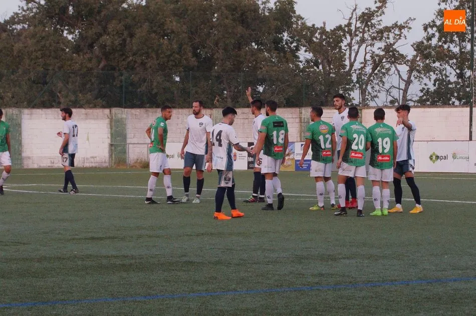 Foto 9 - El CD Guijuelo sufre su primera derrota de la pretemporada ante el San Agust&iacute;n (0-2)