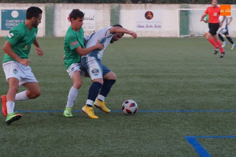 Foto 7 - El CD Guijuelo sufre su primera derrota de la pretemporada ante el San Agust&iacute;n (0-2)