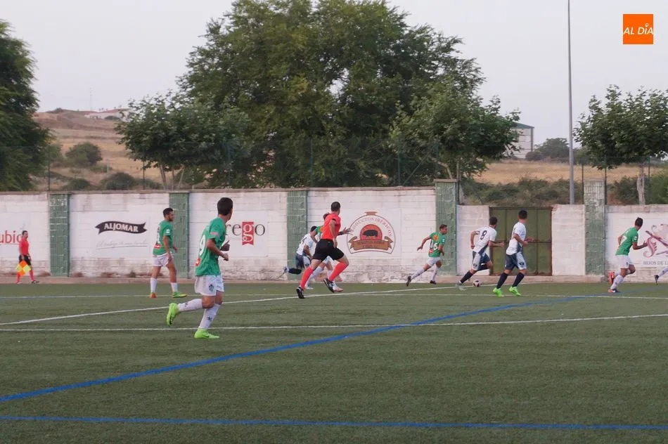 Foto 6 - El CD Guijuelo sufre su primera derrota de la pretemporada ante el San Agust&iacute;n (0-2)