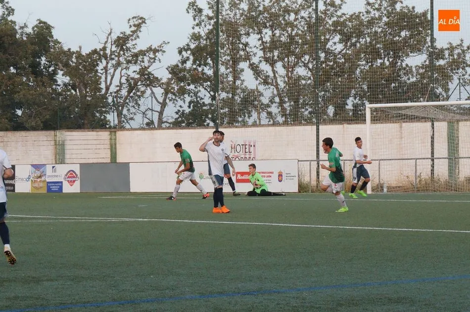 Foto 5 - El CD Guijuelo sufre su primera derrota de la pretemporada ante el San Agust&iacute;n (0-2)