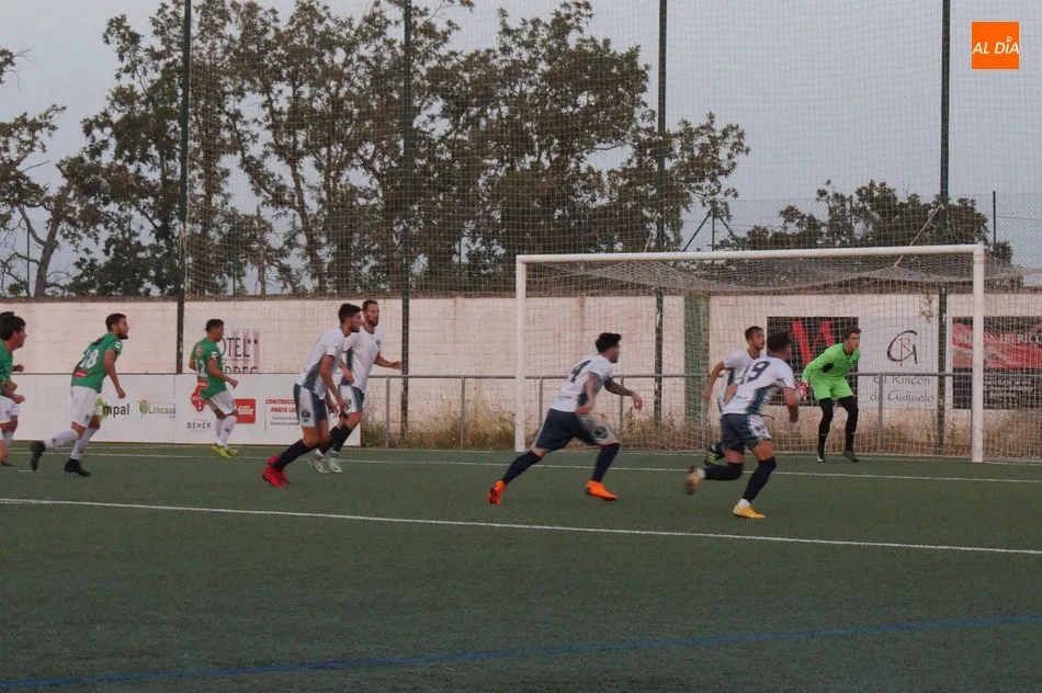 Foto 4 - El CD Guijuelo sufre su primera derrota de la pretemporada ante el San Agust&iacute;n (0-2)