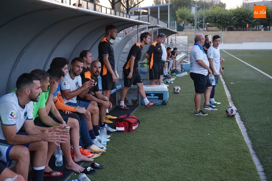 Foto 3 - El CD Guijuelo sufre su primera derrota de la pretemporada ante el San Agust&iacute;n (0-2)