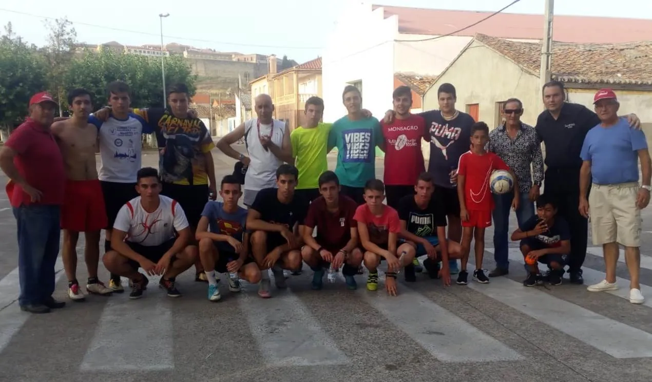 Los barrios de El Puente y Santa Marina disputan un doble partido de fútbol  