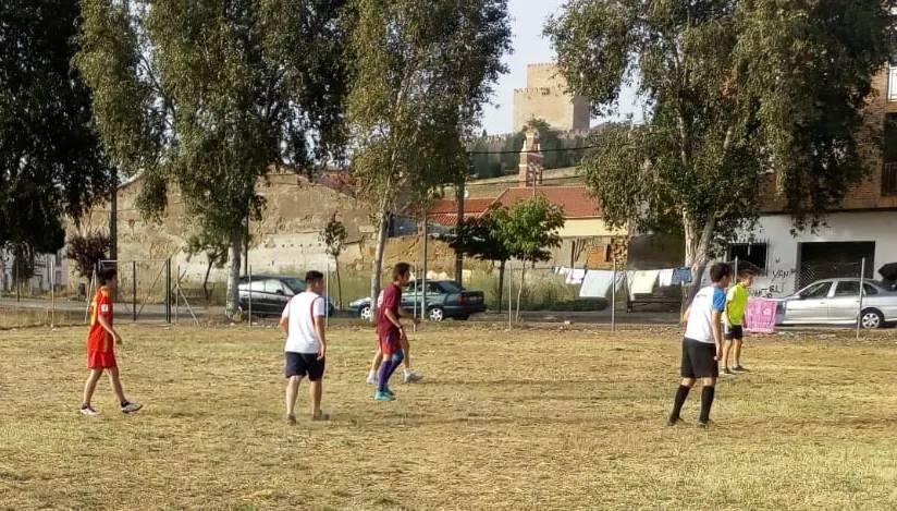 Foto 2 - Los barrios de El Puente y Santa Marina disputan un doble partido de f&uacute;tbol  