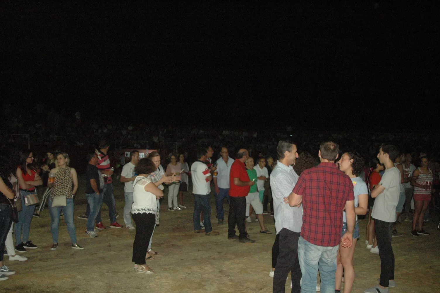 Foto 2 - Peralejos de Abajo vibra con el concierto de Camela  
