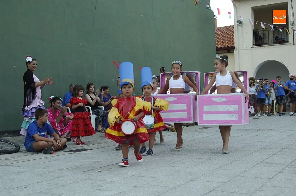 Foto 10 - Colorido desfile en Agallas en el pistoletazo de salida oficial a sus fiestas  