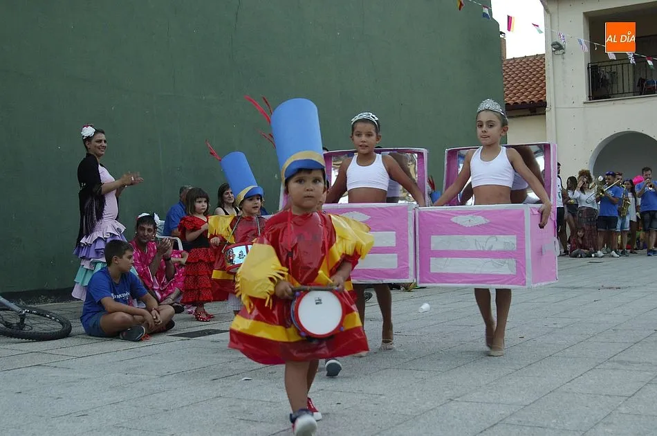 Foto 9 - Colorido desfile en Agallas en el pistoletazo de salida oficial a sus fiestas  