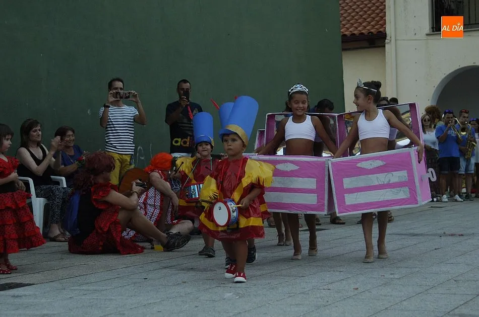 Foto 11 - Colorido desfile en Agallas en el pistoletazo de salida oficial a sus fiestas  