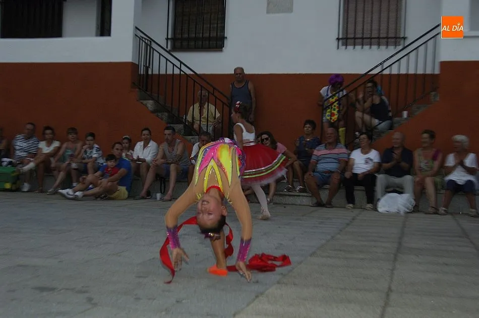 Foto 6 - Colorido desfile en Agallas en el pistoletazo de salida oficial a sus fiestas  