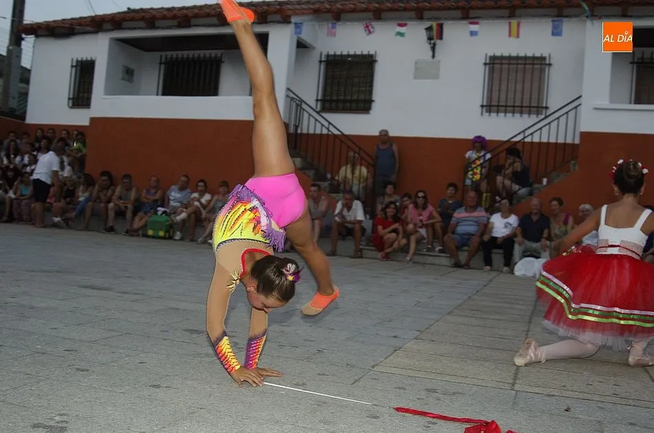 Foto 7 - Colorido desfile en Agallas en el pistoletazo de salida oficial a sus fiestas  
