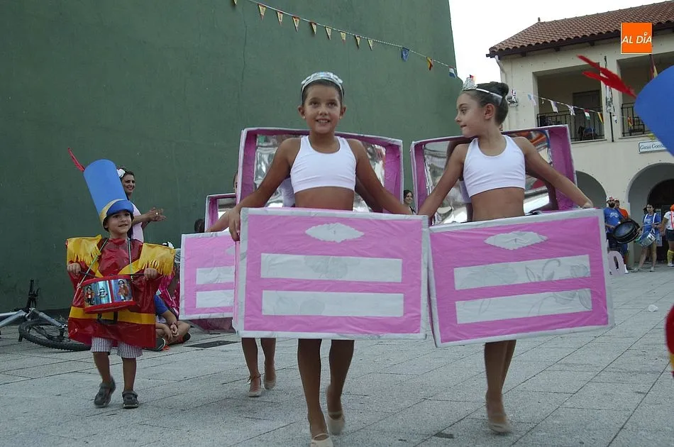 Foto 8 - Colorido desfile en Agallas en el pistoletazo de salida oficial a sus fiestas  