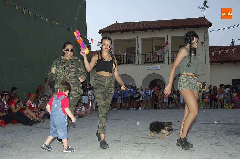 Foto 3 - Colorido desfile en Agallas en el pistoletazo de salida oficial a sus fiestas  
