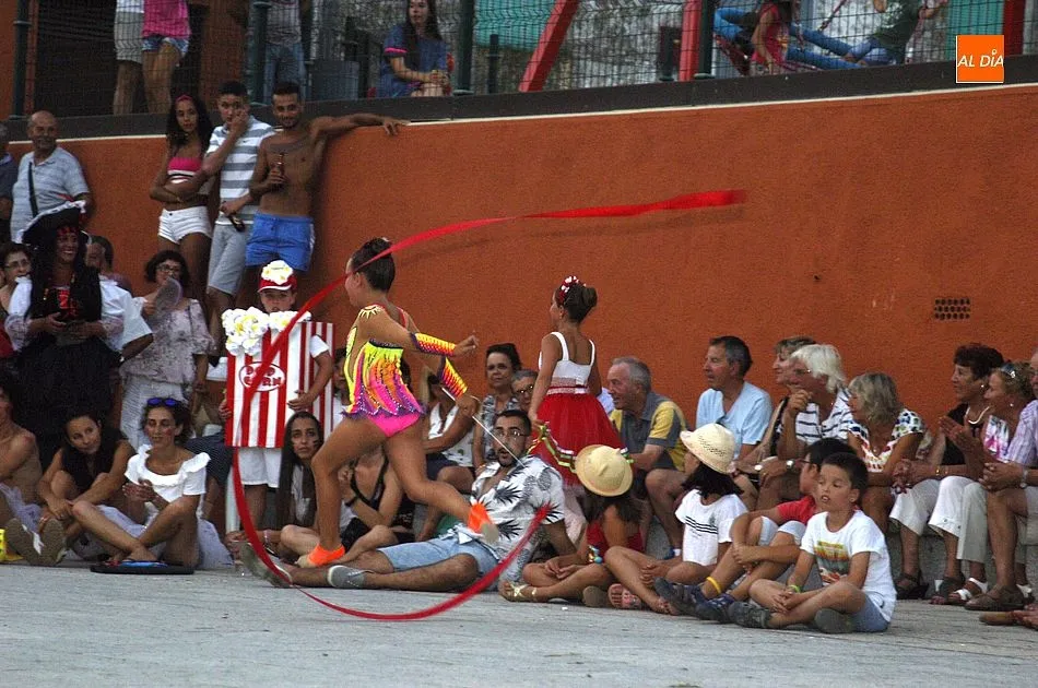Foto 5 - Colorido desfile en Agallas en el pistoletazo de salida oficial a sus fiestas  