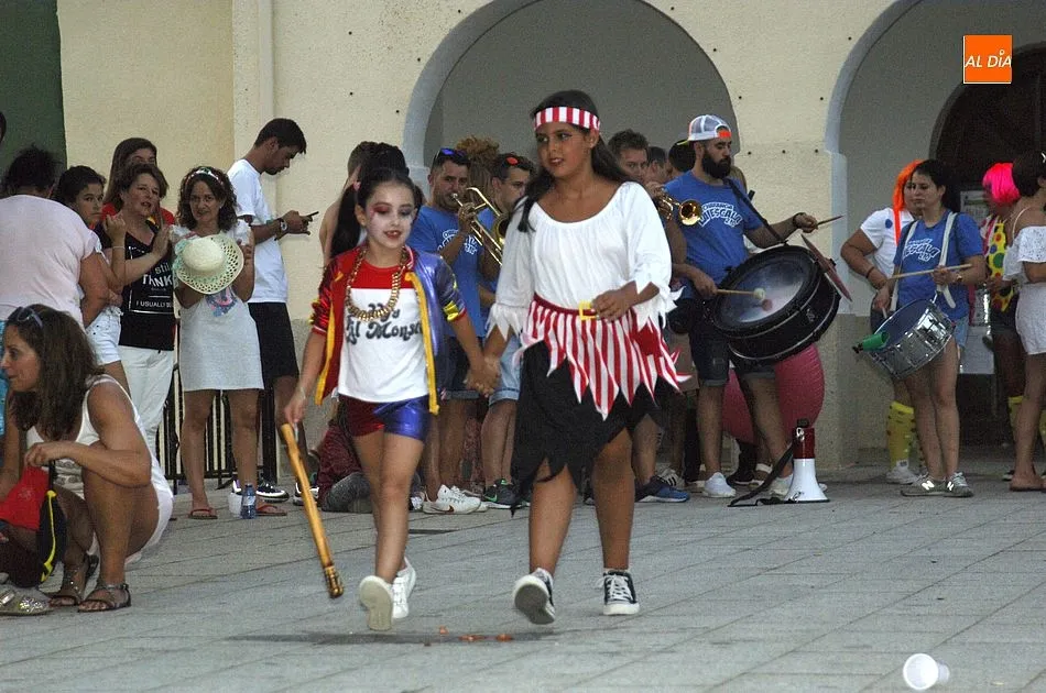 Foto 4 - Colorido desfile en Agallas en el pistoletazo de salida oficial a sus fiestas  