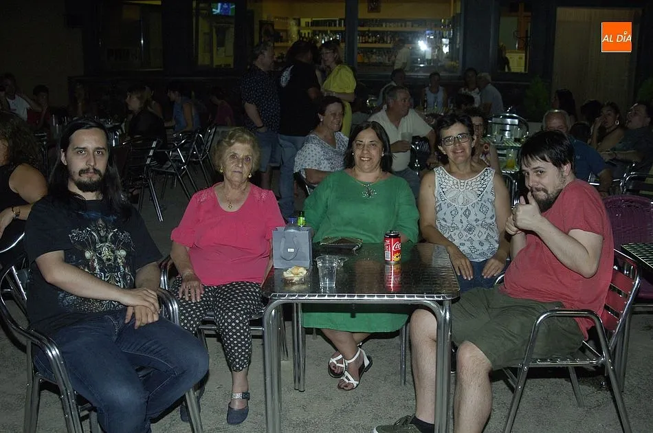 Foto 4 - Los ni&ntilde;os lideran el baile de disfraces nocturno de Serradilla del Llano  