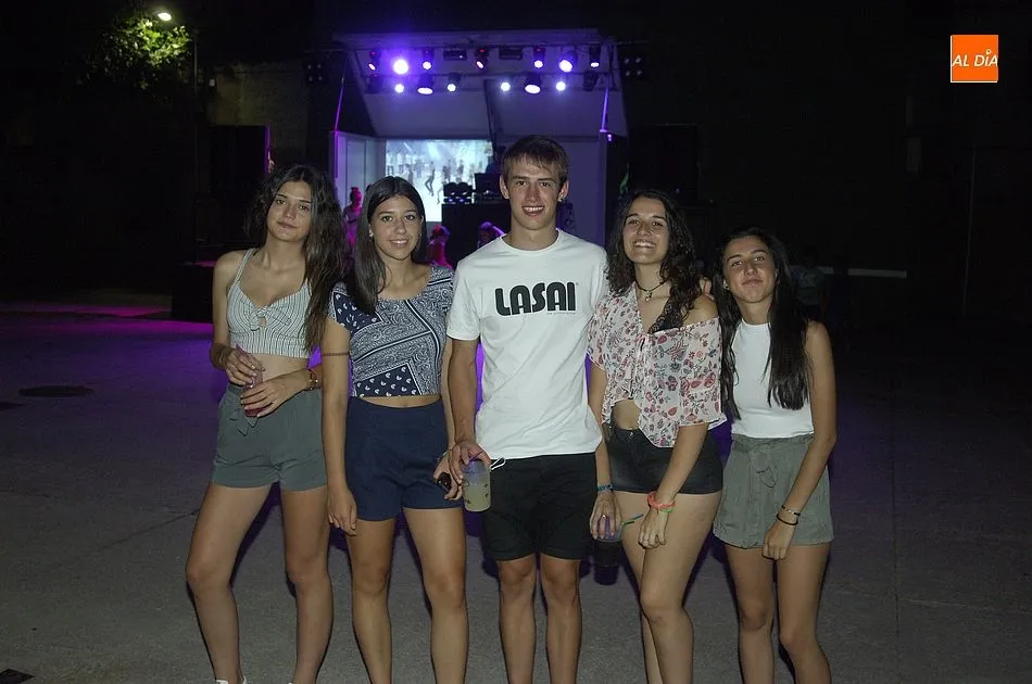 Foto 7 - Los ni&ntilde;os lideran el baile de disfraces nocturno de Serradilla del Llano  