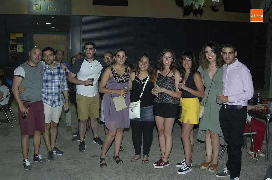Foto 5 - Los ni&ntilde;os lideran el baile de disfraces nocturno de Serradilla del Llano  