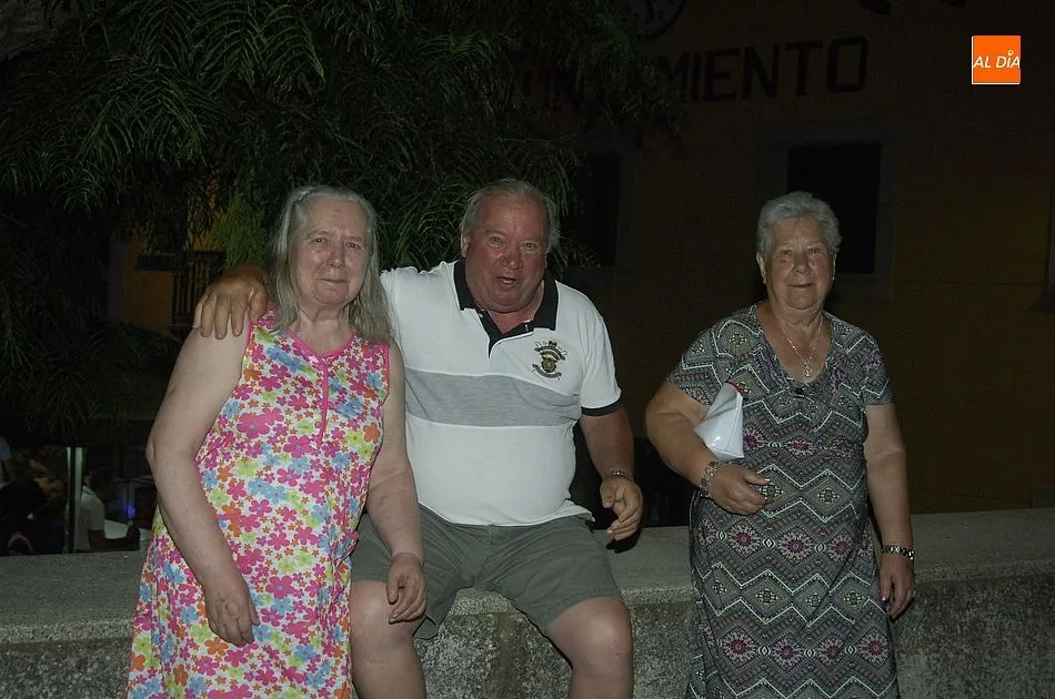 Foto 8 - Los ni&ntilde;os lideran el baile de disfraces nocturno de Serradilla del Llano  