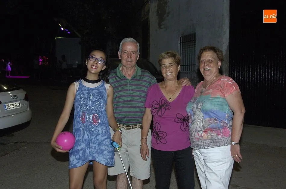 Foto 2 - Los ni&ntilde;os lideran el baile de disfraces nocturno de Serradilla del Llano  