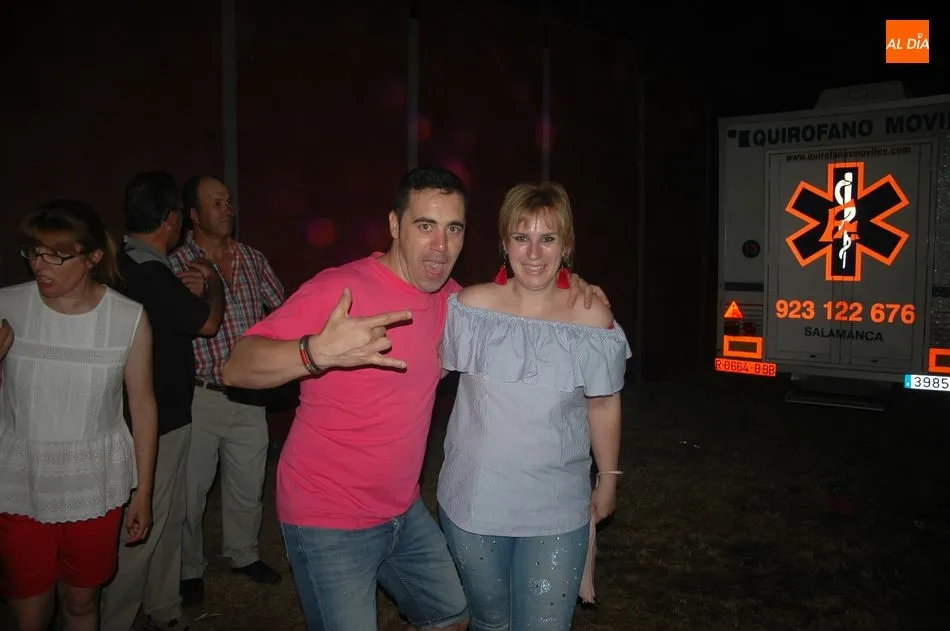 Foto 10 - Peralejos de Abajo vibra con el concierto de Camela  