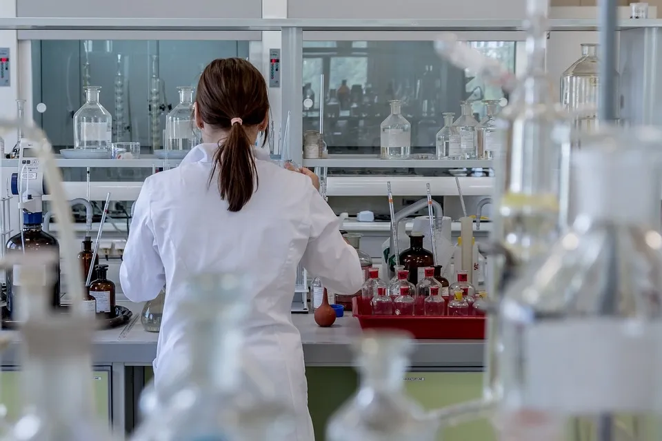 Una investigadora en el laboratorio