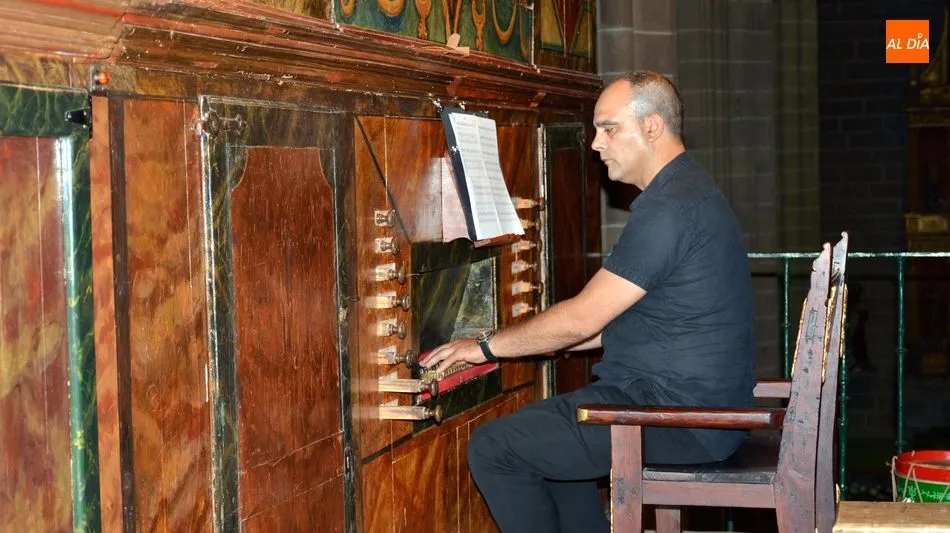 El organista Manuel José Gutiérrez tocando el órgano de la iglesia de Lumbrales / E. Corredera